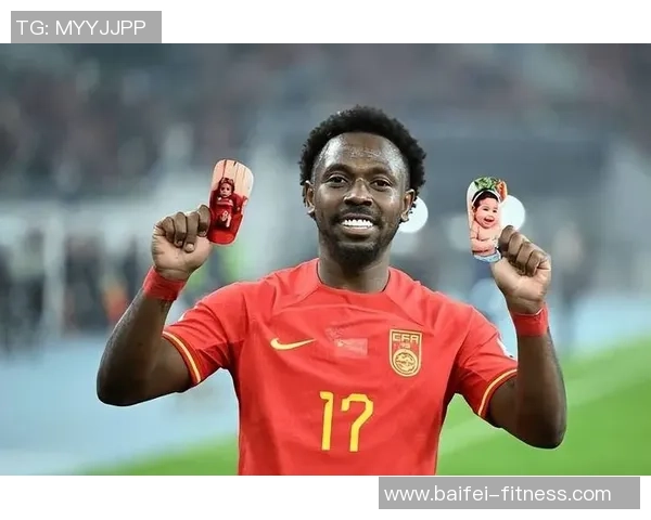 蓬松头发的足球球星场上飞驰展现独特魅力引发球迷热烈讨论